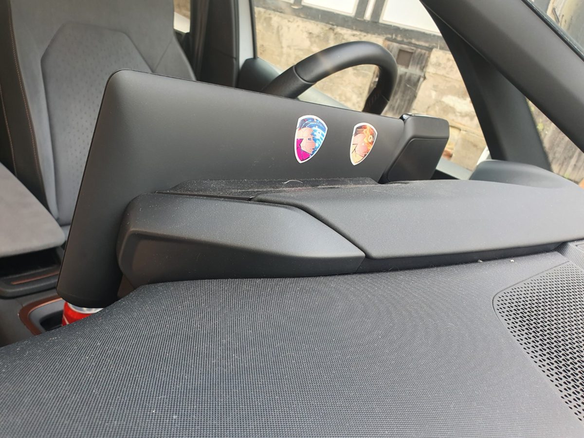 Innenraum unseres Cupra Born mit zwei ALEONN Q-Guard-Aufklebern am Bildschirm